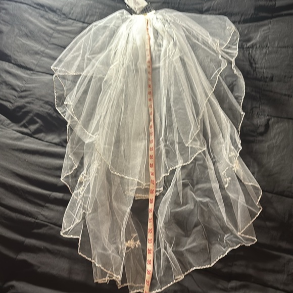 Make offer! NWT Fingertip 2 Tier Bride Veil Beaded edging flower scroll design - Picture 4 of 13